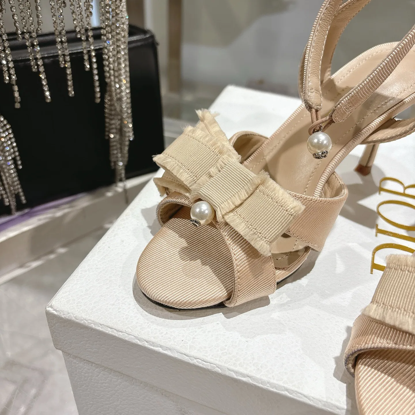👟👟Ex-factory price 520👟👟 🎆Fringed webbing women's shoes Dior Dior 2024 spring and summer catwalk new Adiorble women's shoes CD star's same fashion tassel bow square head pearl letter logo hardware buckle high-heeled hollow sandals The top high-end version on the market Upper: original customized tassel grosgrain Lining: sheepskin lining foot pad Outsole: Italian leather outsole Heel height: 8.5cm Size: 34-41 (34.40.41. Customization is non-refundable)